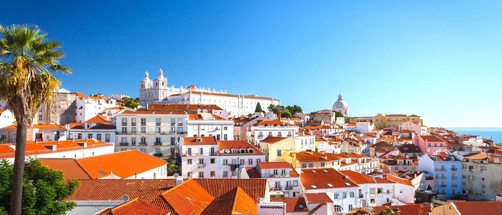 Vue sur les toits colorés d'un quartier de Lisbonne au cours d'un voyage au Portugal sur mesure avec une agence locale Nirvatravel