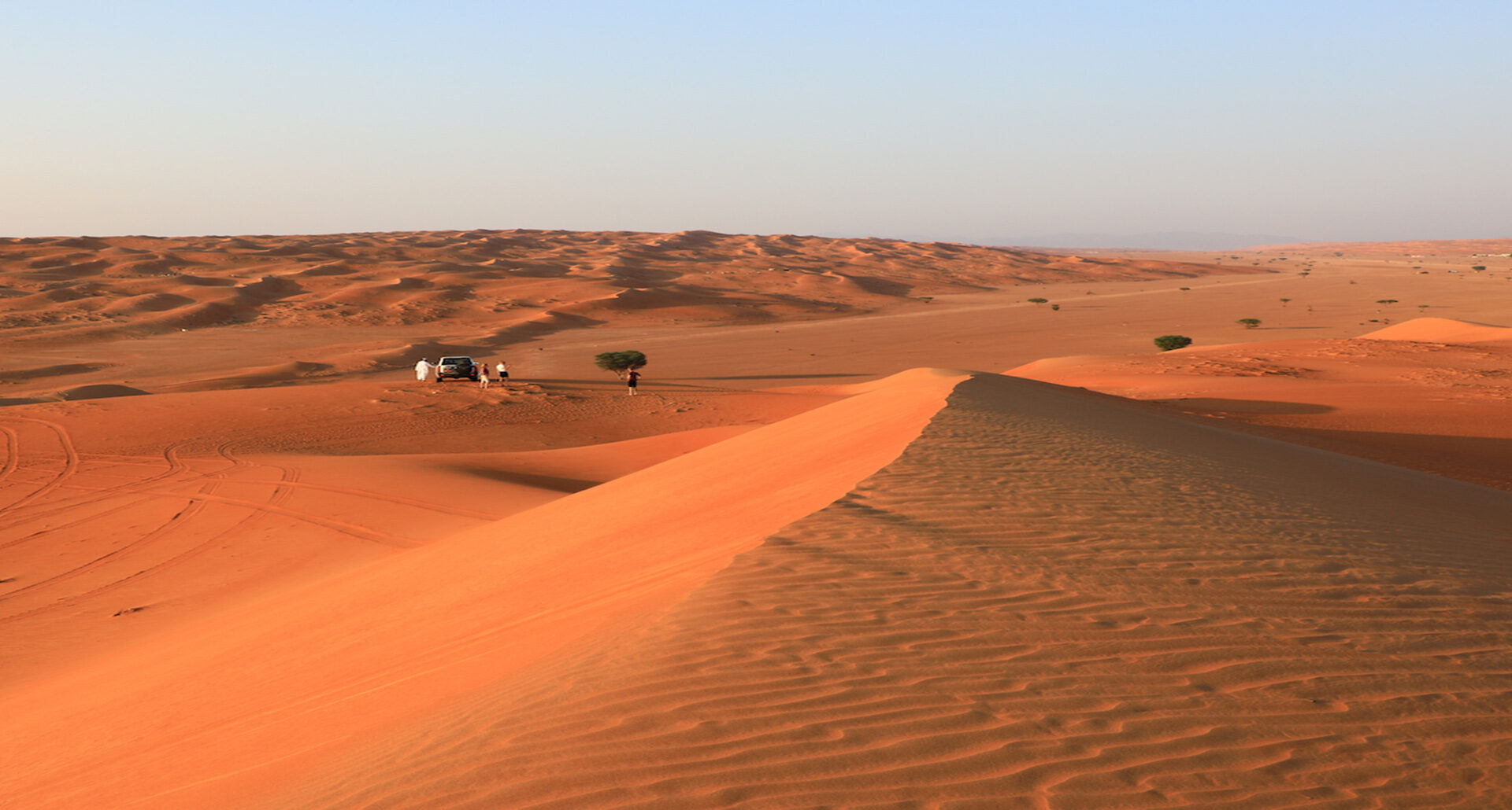 Coucher de soleil dans les dunes de Wahabi Sand lors d'un voyage à Oman sur mesure avec une agence locale Nirvatravel