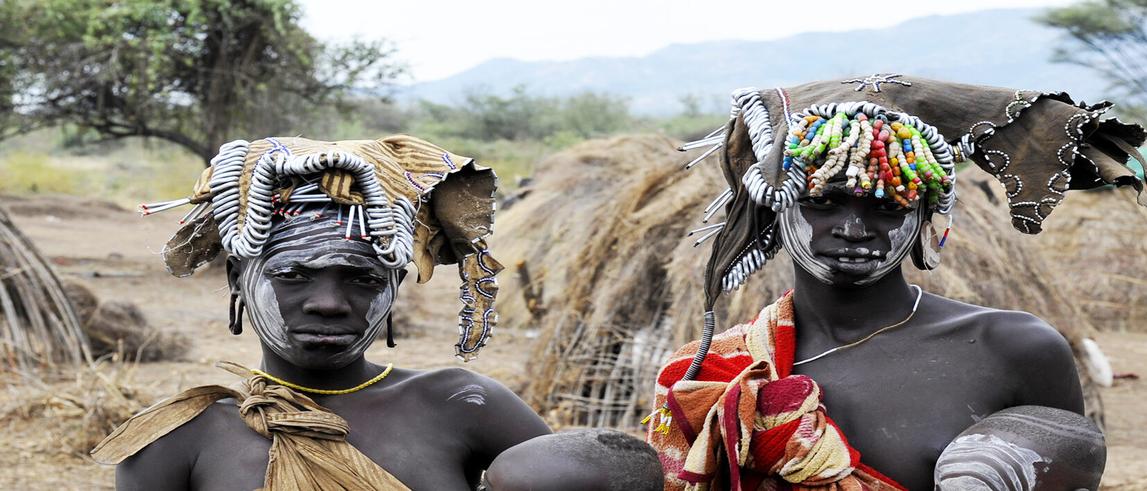 Guerrier d'une tribu Omo au cours d'un voyage en Éthiopie sur mesure avec une agence locale Nirvatravel