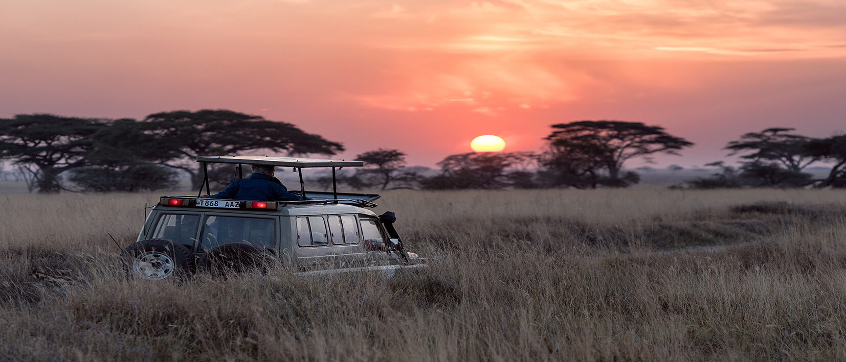 Coucher de soleil sur la brousse lors d'un safari au Kenya avec notre agence locale Nirvatravel