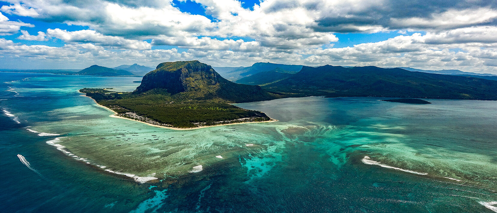 Vue aérienne du Morne à l'ile Maurice prise par un drone lors d'un voyage Nirvatravel