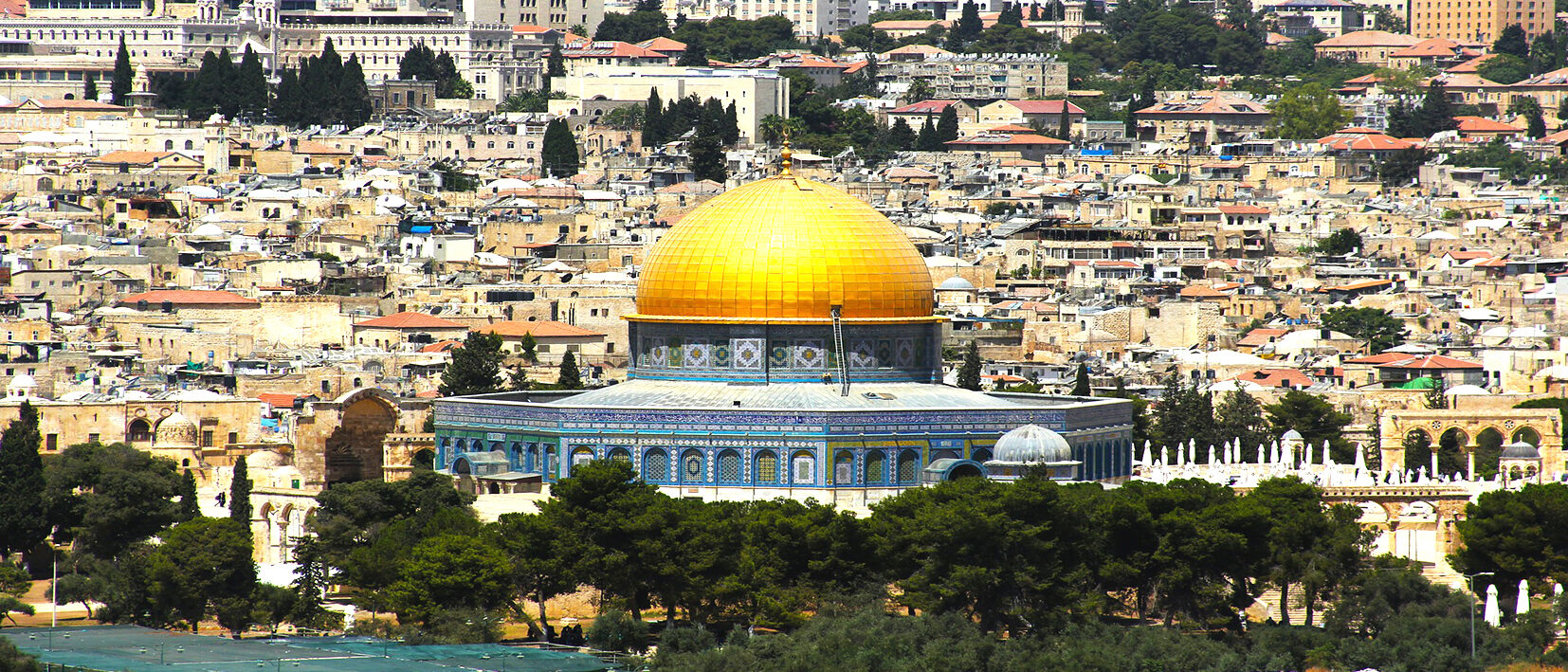Vue panoramique sur le Dôme du Rocher et la vieille ville à Jérusalem au cours d'un voyage en Israël sur mesure avec une agence locale Nirvatravel