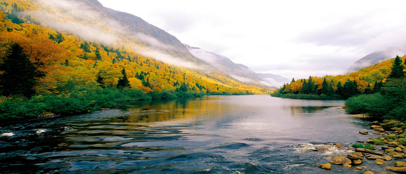 Couleurs d'automne dans le parc Jacques Cartier lors d'un voyage au Canada sur mesure avec une agence locale Nirvatravel