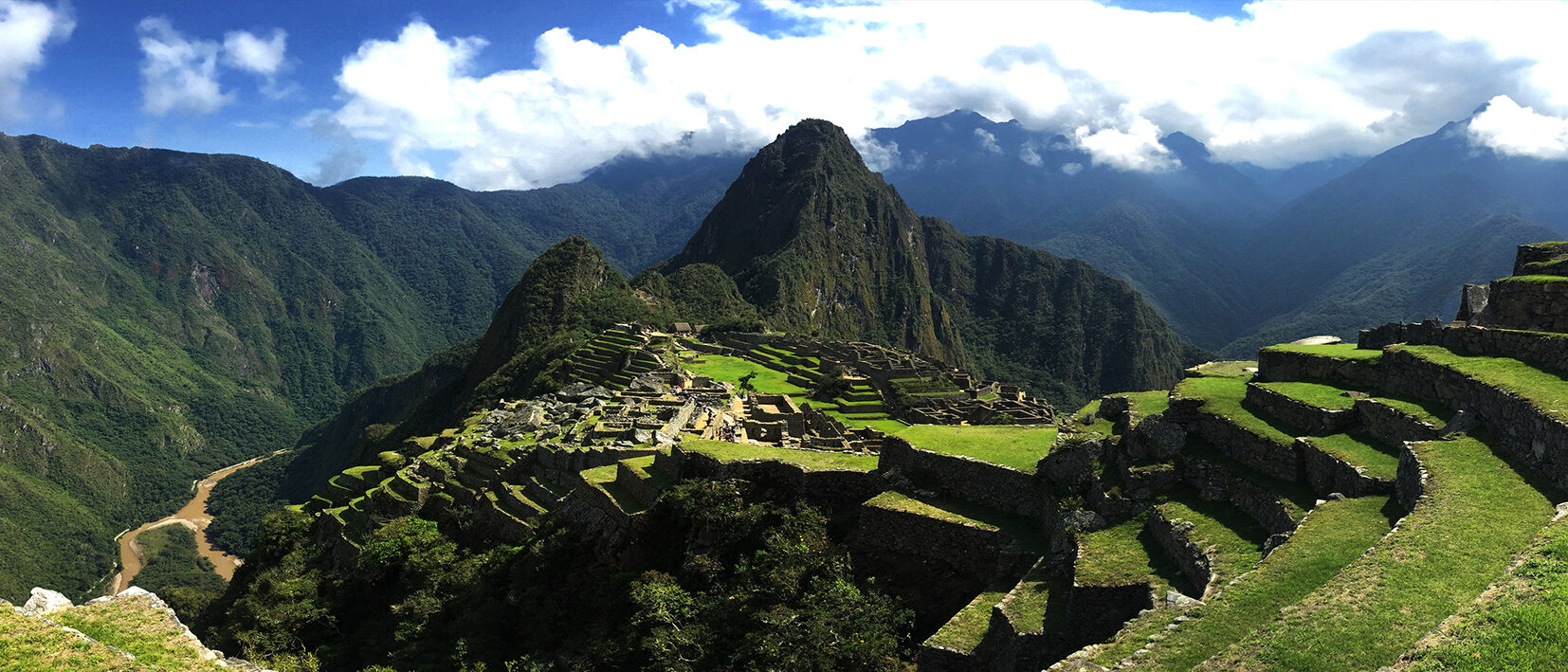 Vue d'ensemble du Machu Picchu au cours d'un voyage au Pérou sur mesure avec une agence locale Nirvatravel