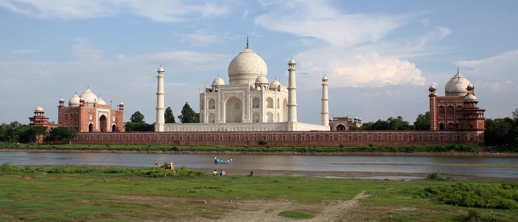 Mausolée du Taj Mahal devant la rivière lors d'un voyage sur mesure en Inde avec Nirvatravel