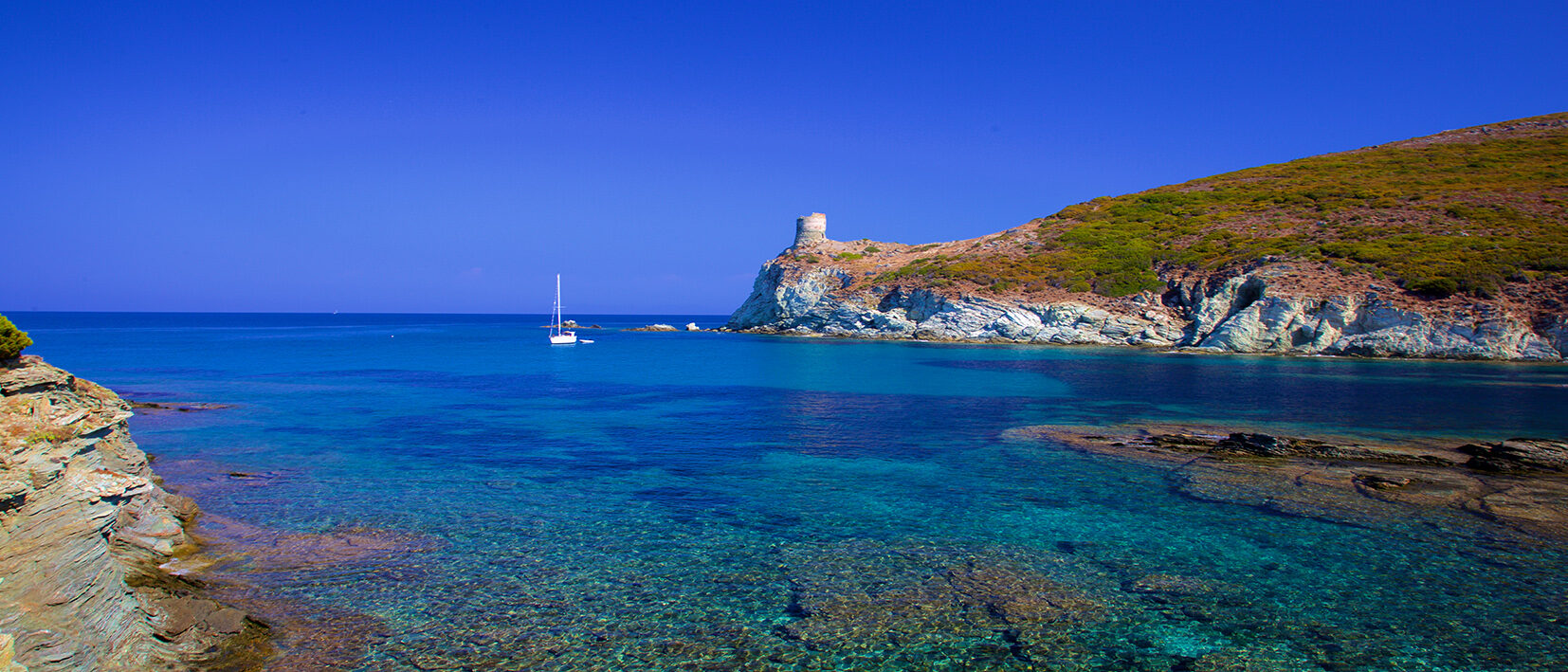 Voilier dans une crique de Saleccia, voyage en Corse avec Nirvatravel