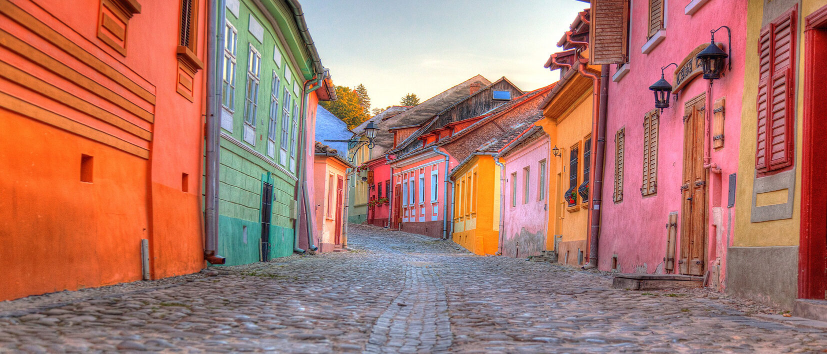 Façades colorées du village roumain de Biertan au cours d'un voyage en Roumanie sur mesure avec une agence locale Nirvatravel