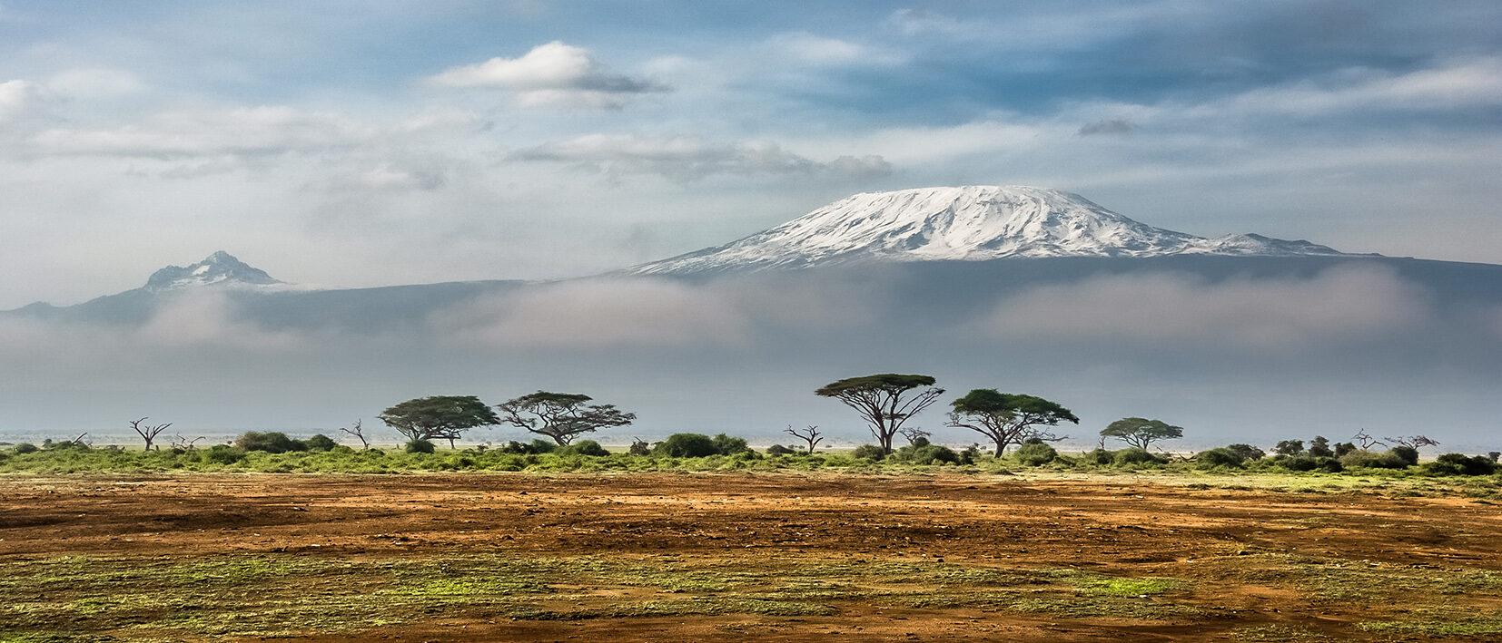 Mont Kilimandjaro enneigé dans le parc national du Kilimandjaro lors d'un voyage en Tanzanie avec une agence locale Nirvatravel