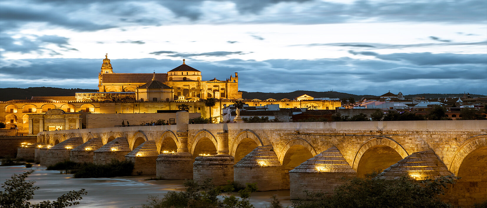 Vue sur le pont romain menant à la Mezquita de Cordoue en Andalousie, voyage en Espagne avec Nirvatravel