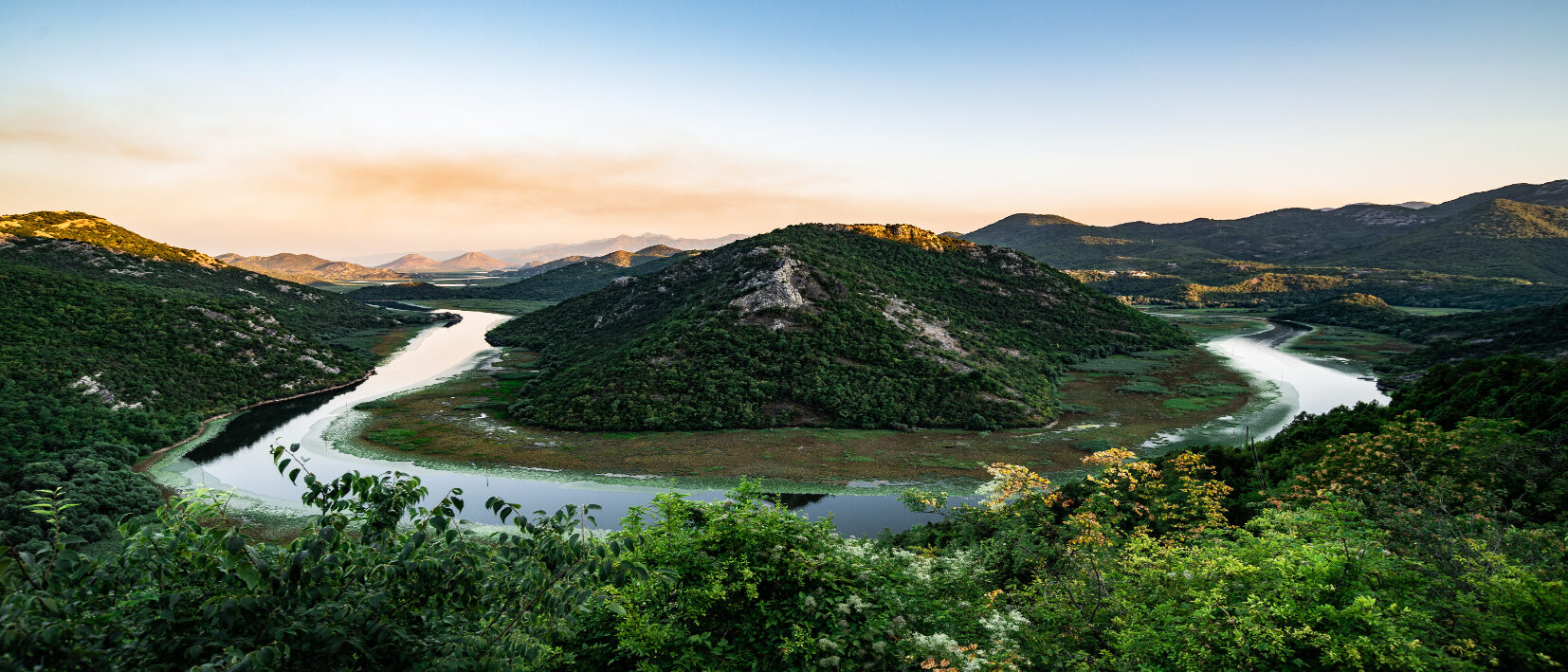 Méandre du lac Skadar au cours d'un voyage au Monténégro sur mesure avec une agence locale Nirvatravel