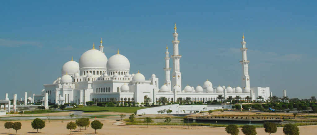 Panorama sur la Mosquée Cheikh Zayed à Abu Dhabi au cours d'un voyage aux Émirats Arabes Unis avec une agence locale Nirvatravel
