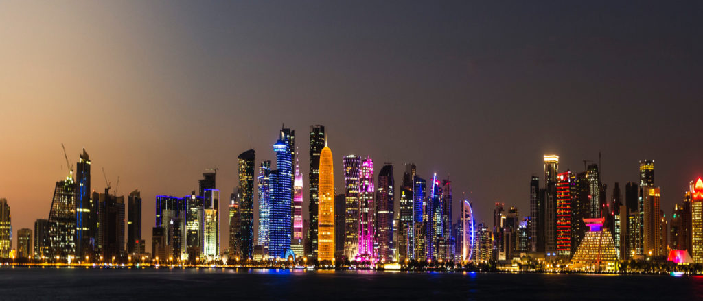 Skyline de nuit à Doha au cours d'un voyage au Qatar sur mesure avec une agence locale Nirvatravel