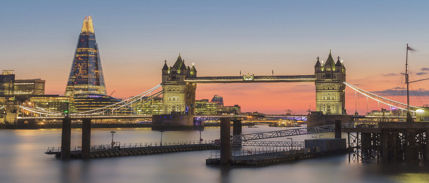Lumières de la nuit sur Big Ben à Londres lors d'un voyage en Angleterre sur mesure avec une agence locale Nirvatravel