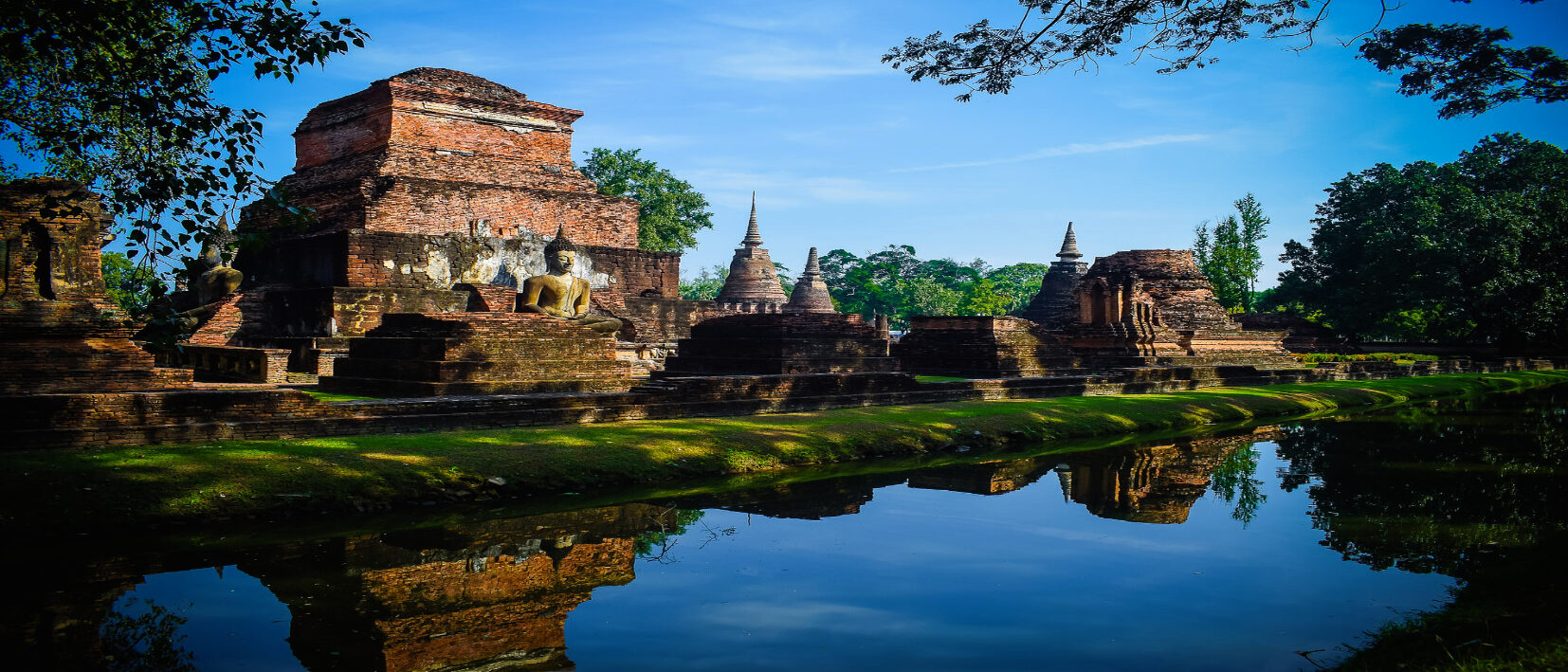 Temples du site historique de Sukhothai au cours d'un voyage en Thaïlande sur mesure avec une agence locale Nirvatravel
