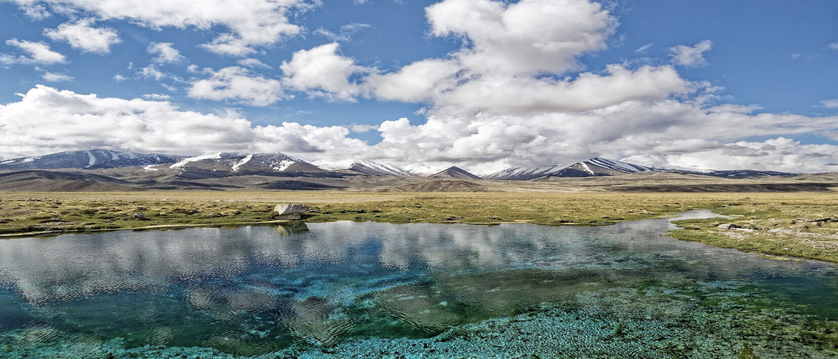 Lac à Khodjent au cours d'un voyage sur mesure au Tadjikistan avec une agence locale Nirvatravel